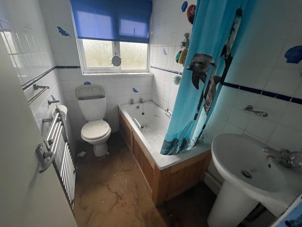 Lot: 35 - THREE-BEDROOM SEMI-DETACHED HOUSE IN POPULAR LOCATION - Bathroom